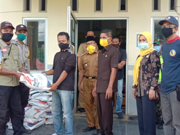 Serah Terima Bantuan Cadangan Beras Pemerintah (CBP) Masyarakat Terdampak Wabah COVID-19 Pekon Sriwungu